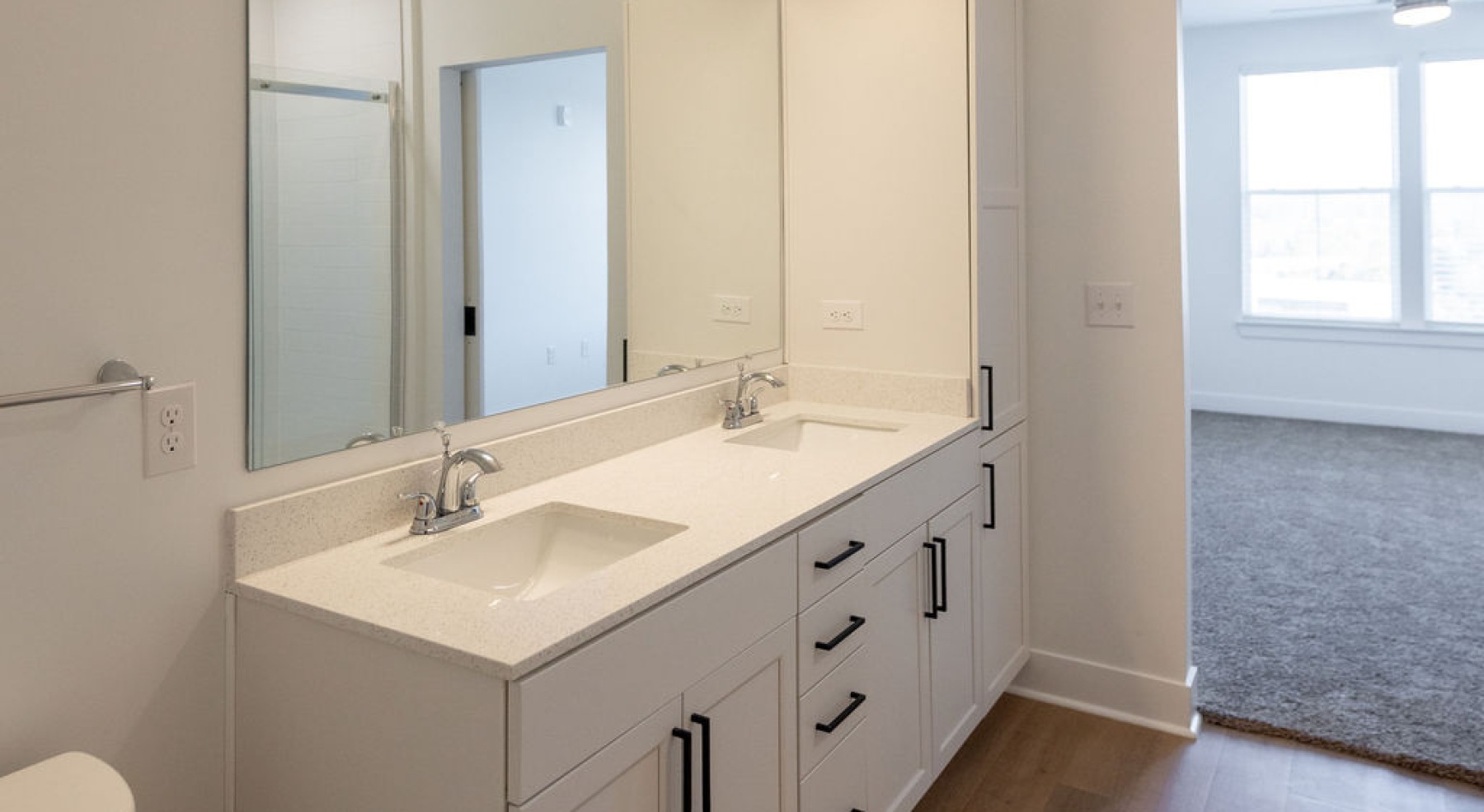 bath area with bright lighting